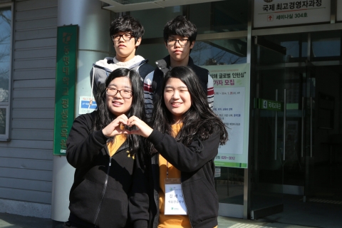 동명대에 쌍둥이 2쌍, 4명이 나란히 입학해 작은 화제가 되고 있다.