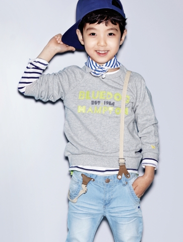 가수 자우림 김윤아의 아들 김민재군(8살)의 패션화보가 공개돼 화제가 되고 있다.