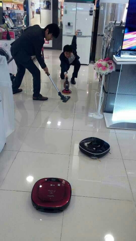LG전자가 가전매장 직원들과 함께 로봇청소기 로보킹을 활용해 동계스포츠 종목인 컬링을 패러디한 이미지를 공개하며 이색 마케팅으로 고객의 눈길을 사로잡고 있다.(롯데 부산점)