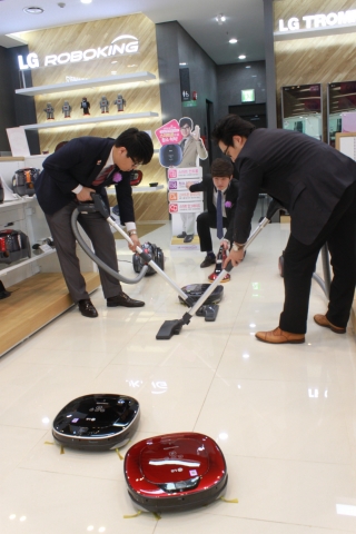 LG전자가 가전매장 직원들과 함께 로봇청소기 로보킹을 활용해 동계스포츠 종목인 컬링을 패러디한 이미지를 공개하며 이색 마케팅으로 고객의 눈길을 사로잡고 있다.(하이프라자 강남본점)