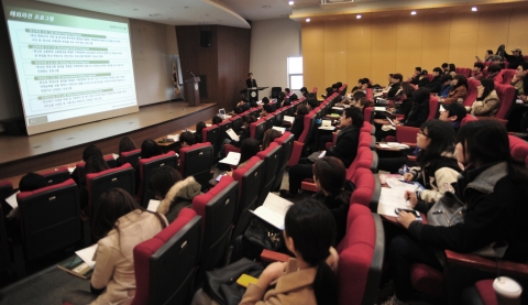 건국대학교(총장 송희영)가 학생들의 다양한 학문적 경험과 언어 습득 기회를 제공하고 글로벌 인재를 양성하기 위해 UC데이비스, 런던대학교(파견학생) 등 해외유명대학과의 해외파견 프