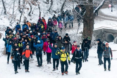 2014 이브자리 신입사원 채용 산행면접에서 지원자들과 임직원들이 함께 산을 오르고 있다.