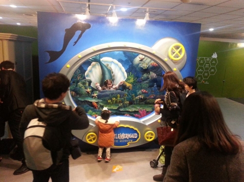 Under the sea. 가족 단위 관람객들이 인어공주가 되어 보는 즐거운 시간을 보내고 있다.