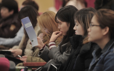 건국대학교가 학생들의 다양한 학문적 경험과 언어 습득 기회를 제공하고 글로벌 인재를 양성하기 위해 미국 UC데이비스, 영국 런던대(파견학생) 등 해외유명대학과의 해외파견 프로그램을