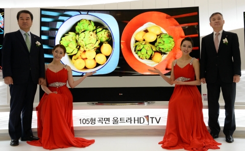 왼쪽에서 첫번째 LG전자 한국영업본부장 최상규 부사장, 네번째 홈엔터테인먼트(HE)사업본부장 하현회 사장