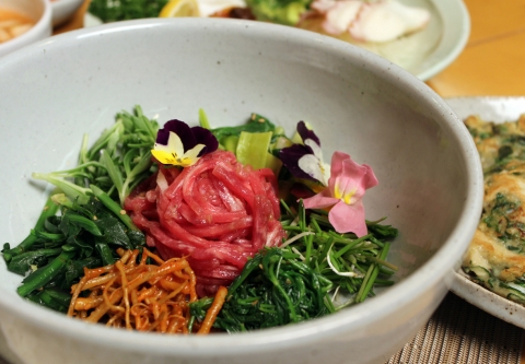 제주KAL호텔은 새봄을 맞이해 신선한 봄철 식재료로 만든 특선요리 프로모션을 5월 31일까지 진행한다.