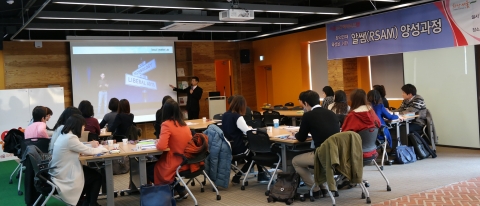 건국대학교 사범대학 교육공학과 유병민 교수와 연구진은 서울크리에이티브랩(SCL)과 함께 교육관련 전공 대학생(대학원생)과 초중고 교사, 교육관련 종사자들을 대상으로 창의인재 육성을