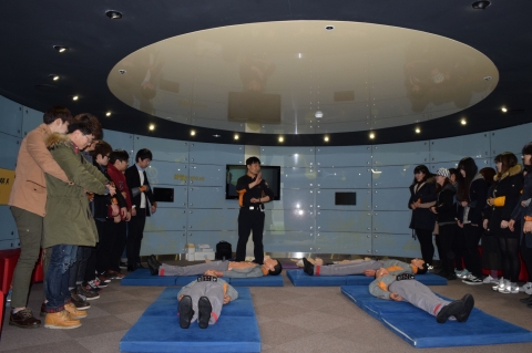 응급상황시 유용한 하임리히법을 실습하고 있다.
