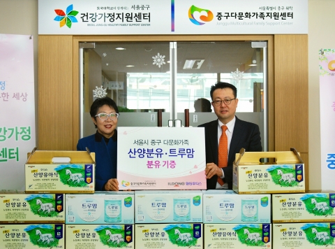 (좌)서울 중국 다문화가족지원센터 박명희센터장, (우)일동후디스 김창선홍보팀장