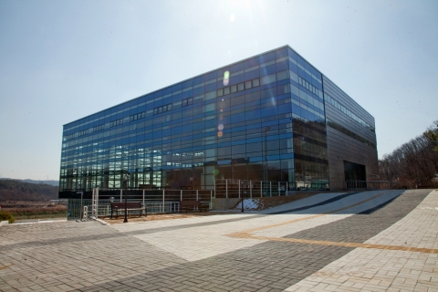 한국기술교육대 캠퍼스가 복지시설 확충 및 상징물을 설치했다.