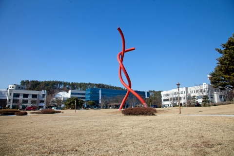 한국기술교육대 캠퍼스가 복지시설 확충 및 상징물을 설치했다.