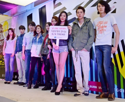 신도림 디큐브백화점 지하1층 영스트리트에서 열린 디큐브 패션파티 2014 with O.F.F.에서 모델들이 화사한 봄 패션스타일을 선보이고 있다.