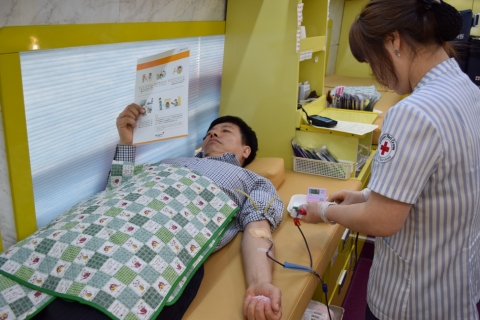 오재양 행정팀장이 가장 먼저 헌혈에 참가하고 있다.