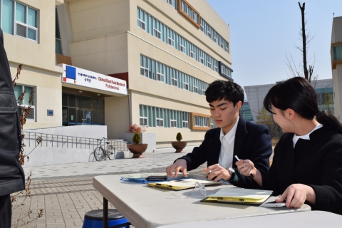 헌혈 봉사활동 참여자들이 문진표를 작성하고 있다.