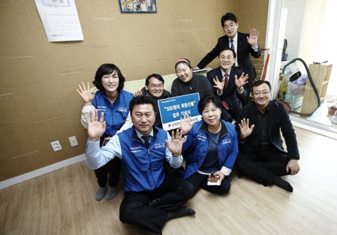 500원의 희망선물 190호로 선정된 가정(상단 중앙)에서 라운딩에 참가한 삼성화재 임직원 및 RC들과 환하게 웃고 있다.