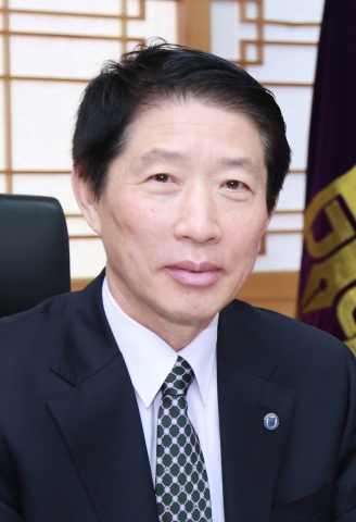 군산대학교 나의균 총장이 대학발전기금 3000만원을 기부했다.
