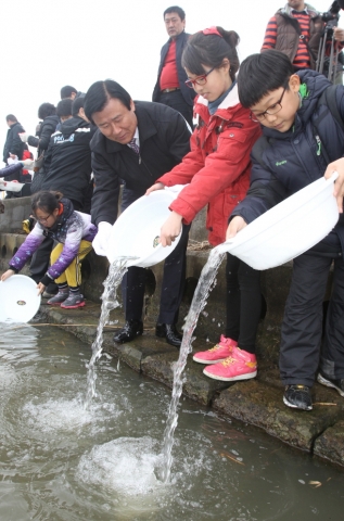 포항시가 지난 14일 연일대교 옆 형산강 둔치에서 제5회 형산강 어린 연어 방류행사를 가졌다.