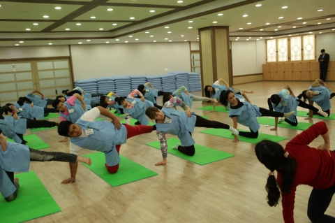 동명대 외국인 유학생들이 요가체험을 하고 있다.