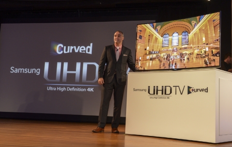 20일(현지시간) 미국 뉴욕 구겐하임 미술관에서 열린 삼성 커브드 UHD TV 신제품 출시 행사에서  삼성전자 미국법인 데이브 다스 상무가 2014년형 커브드 UHD TV를 소개하