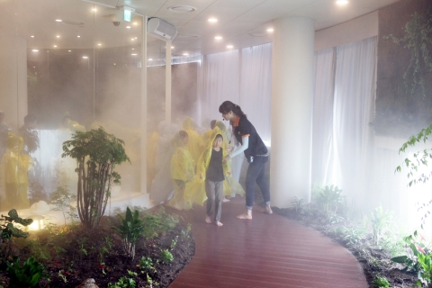 아이들이 워터스토리 워터포그존(Water Fog Zone)에서 안개 속 산책로를 체험하고 있다.