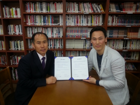 정택수 한국자살예방센터장(왼쪽)과 김덕근 스트라이킹힐링센터 대표가 24일 업무협약을 체결하고 있다.