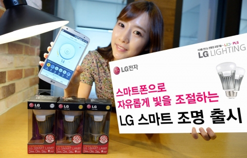 LG전자가 스마트 기기와 연동해 쉽고 편하게 쓸 수 있는 10W(와트) 가정용 스마트 전구 2종을 출시한다. 국내 기업 가운데 스마트 전구를 출시하는 것은 LG전자가 처음이다.