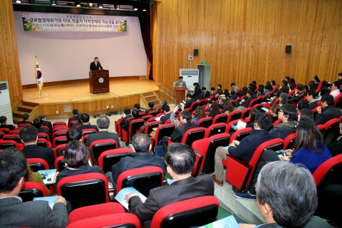 강현수 충남발전연구원장이 3월 21일 공주대학교에서 열린 “글로벌경제위기의 시대, 자율적 지역경제의 가능성을 묻다” 한·일 공동심포지엄에서 인사말을 하고 있다
