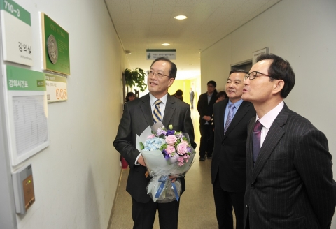 건국대학교 가금학 분야 연구와 후학양성을 위해 발전기금과 장학기금 1억 원을 기부한 강창원 명예교수(동물자원학)의 뜻을 기려 동물생명과학대학 710-3호 강의실을 ‘강창원 기념 강