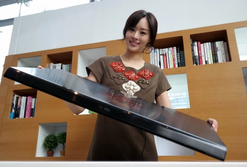삼성전자 모델이 TV와 완벽한 조화를 이루는 초슬림 프리미엄 사운드스탠드 HW-H600을 소개하고 있다.