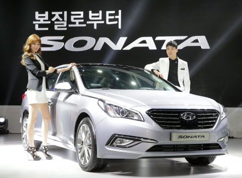 현대자동차(회장 정몽구)는 24일(월) 코엑스(COEX, 서울 삼성동 소재) B2홀에서 김충호 사장 등 회사 관계자와 기자단 2백여명이 참석한 가운데 신형 쏘나타의 공식 출시 행사