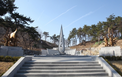 수도산은 도심에 있는 산이라 그리 높지 않지만 정상에 오르면 영일만의 푸른 동해바다가 눈앞에 들어오고 포스코, 포항운하 등 포항의 전경이 펼쳐진다.