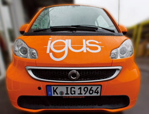 올해로 30주년을 맞이한 iglidur를 기념해 igus는 소형 자동차 안의 베어링을 모두 iglidur로 교체하여 전세계 투어를 계획했다. 주행의 시작은 2013년 독일 뒤셀도르프에서 열린 K전시회다. (출처: igus GmbH)