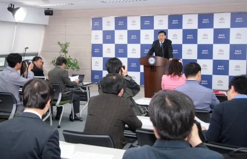 충남발전연구원 강현수 원장은 3월 25일 도청 브리핑실에서 민선5기 연구성과와 향후 과제로 기자회견을 열었다.