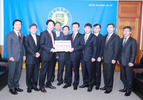 재직 전북은행 군산대 동문회가 25일(화) 군산대학교 총장 접견실에서 나의균 총장에게 대학발전기금 1000만 원을 전달했다.
