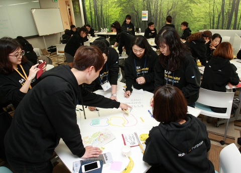 SAP 코리아는 26일 서울 동대문 디지털 플라자에서 30여명의 대학생이 참가한 가운데 디자인 싱킹 투어를 성황리에 진행했다.