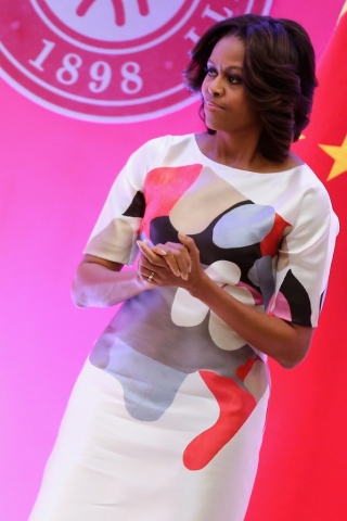 미셸 오바마가 중국 최고의 엘리트들과의 만남을 위해 캐롤리나 헤레라 드레스를 선택했다.
