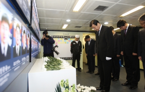 포항시가 천안함 피격 4주기를 맞아 천안함 46명의 장병과 이들을 구조하다 순직한 故한주호 준위를 기리기 위한 추모식을 가졌다.