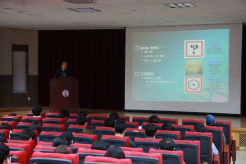 군산대학교는 28일(금) 황룡문화관 1층 황룡문화홀에서 재학생 200여명을 대상으로 이성수 군산시 부시장 특별 초청 강연을 개최했다.