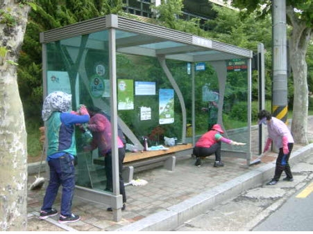 포항시가 봄철을 맞아 이달부터 관내 시내버스 승강장 일제 환경정비에 나섰다.