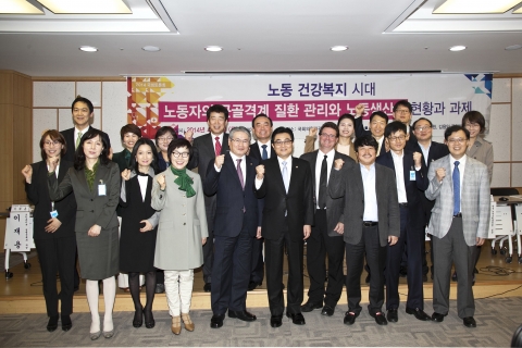 토론회 참석한 관계자들이 기념촬영을 하고 있다.