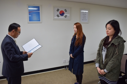 허진유 지점장이 이은아 씨에게 장학증서를 전달하고 있다.