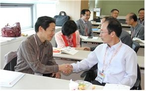 상대방을 행복하게 하는 인사법을 실습하고 있다.