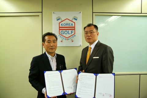 KGF한국골프연맹 윤재현 전무이사(좌)와 화이트메디컬그룹 김형준 행정원장(우)이 기념촬영을 하고 있다.