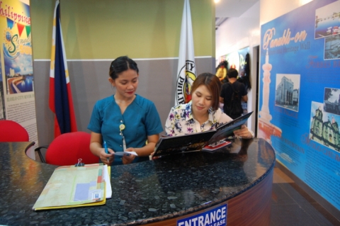 MK어학원 학생이 필리핀관광청에서 인턴십을 하고 있다.