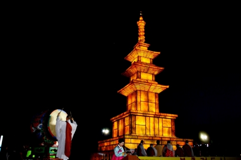 수원연등축제행사위원회가 불기2558(2014)년 부처님오신날을 맞이하여 연등축제를 개최한다.