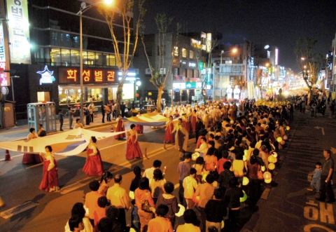 수원연등축제행사위원회가 불기2558(2014)년 부처님오신날을 맞이하여 연등축제를 개최한다.