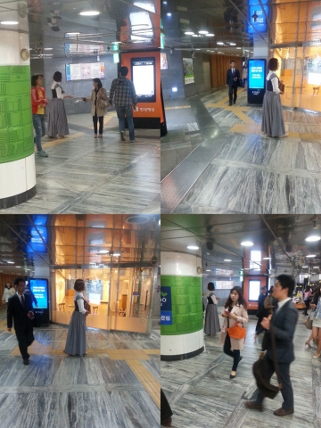 한 출판사가 4월 3일 광화문역에서 이색 마케팅을 펼쳐 대중의 눈과 귀를 사로잡고 있다.