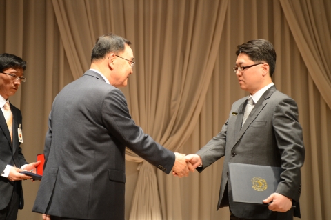 법무법인 강호 조정욱 대표변호사가 국무총리 표창을 수상했다.(출처:공정거래위원회)