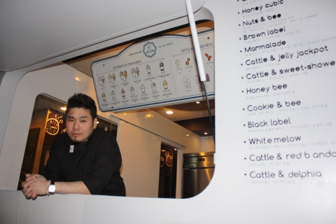 레이먼 킴 셰프가 독특한 토핑으로 차별화한 프리미엄 유기농 아이스크림 전문점 Cattle&Bee를 론칭했다.