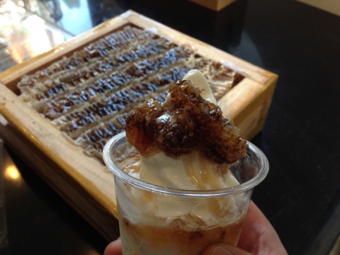 레이먼 킴 셰프가 독특한 토핑으로 차별화한 프리미엄 유기농 아이스크림 전문점 Cattle&Bee를 론칭했다.